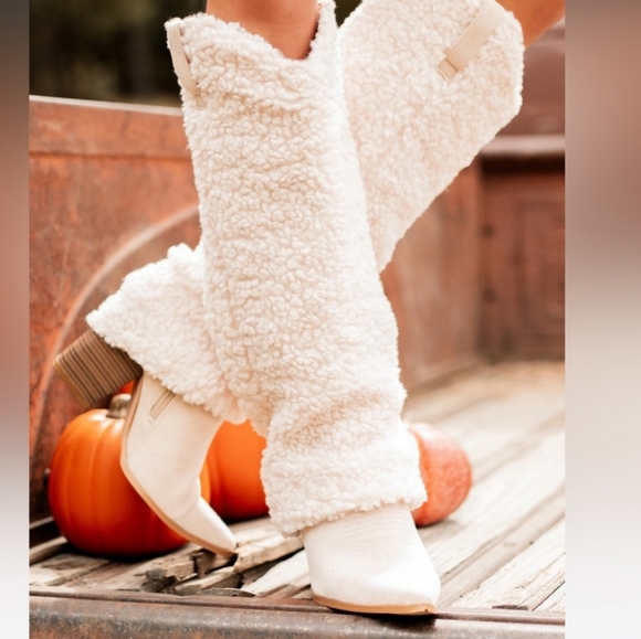 NWT FAUX FUR SHERLING BOOTS - Picture 2 of 4